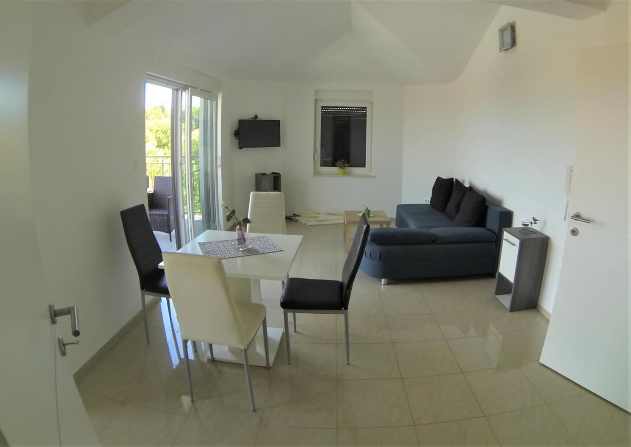 Apartmani Zaric Malinska Buitenkant foto
